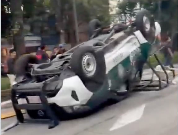Patrulla de la Policía Auxiliar vuelca tras choque en Miguel Hidalgo