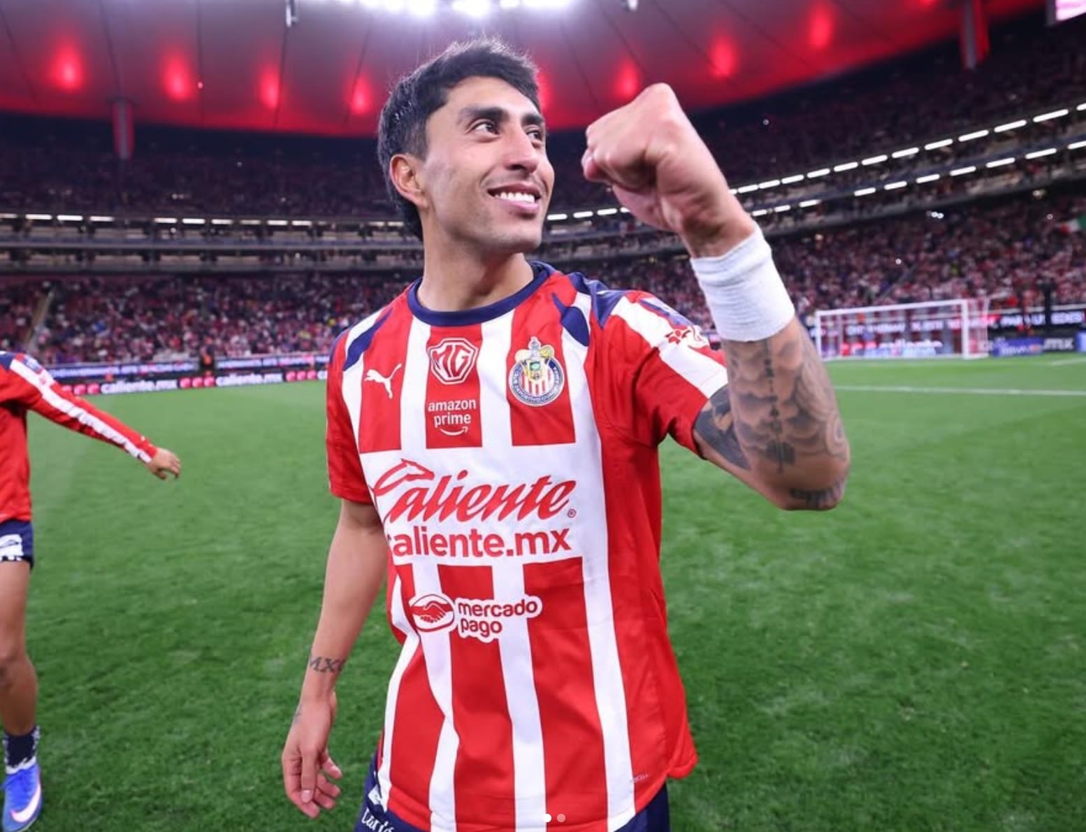 Omar Govea es un futbolista mexicano, mediocampista en el Club Deportivo Guadalajara.