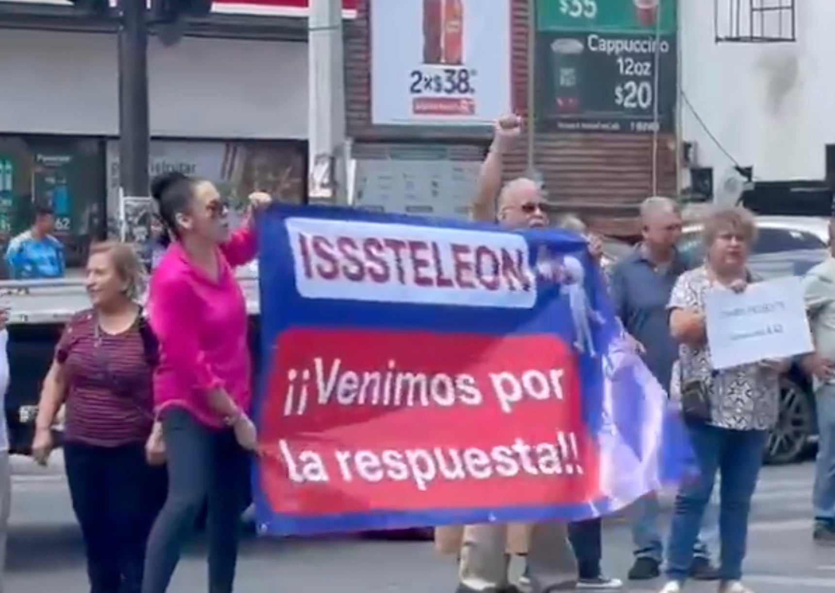 Profesores jubilados de la STNE cierran vialidad en Monterrey