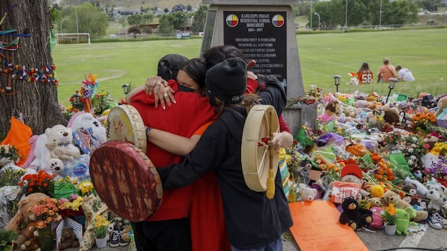 Tumbas de niños indígenas en escuela en Canadá