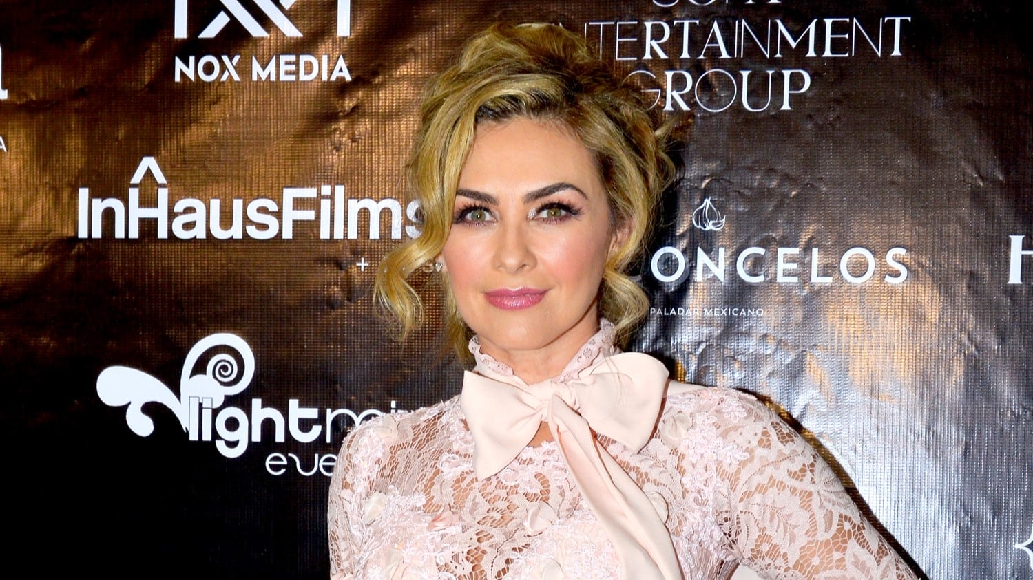 FOTO: Aracely Arámbula en un escotado traje de baño recuerda a su mamá Socorro Jacques