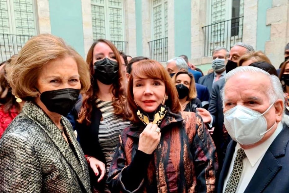 Gustavo Mario de la Garza Ortega con su esposa y la Reina Sofía de España. Foto/Plácido Garza