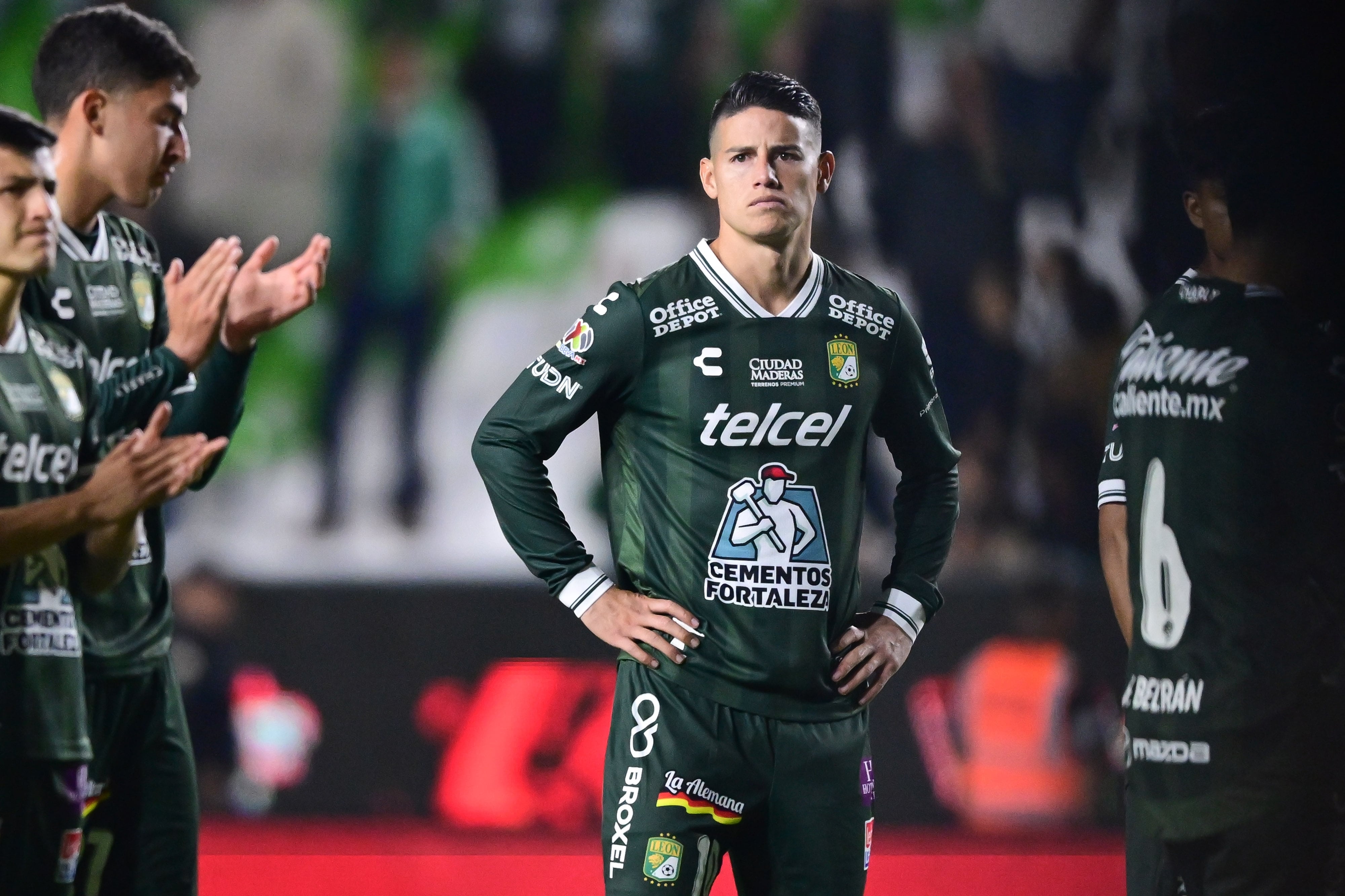 Sin ropa de León y entre abrazos: Así se fue James Rodríguez del estadio de La Fiera.