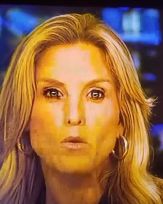 Conductora batalla con una mosca, se la termina comiendo y ni gesto hizo.