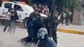 El video del borracho que desarmó a un policía en Tequila, Jalisco, y comenzó a disparar a lo loco