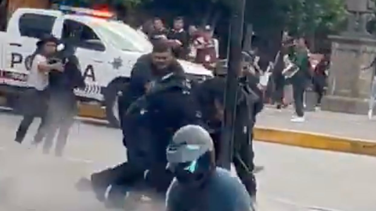 El video del borracho que desarmó a un policía en Tequila, Jalisco, y comenzó a disparar a lo loco