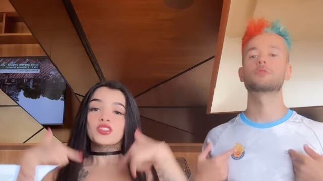 Karely Ruiz cumple y le muestra sus balones a TheGrefg