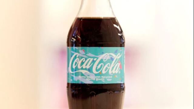 La nueva botella de Coca Cola UK hecha con plástico marino