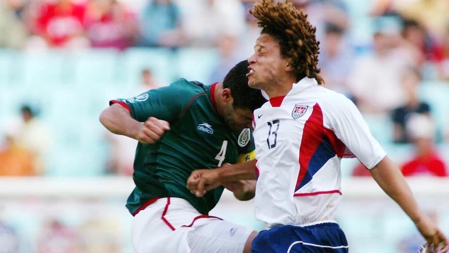 Cobi Jones agredido por Rafa Márquez en el 2002.