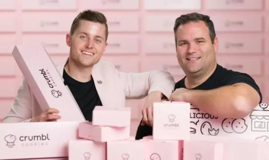 Jason McGowan y Sawyer Hemsley, dueños de Crumbl Cookies