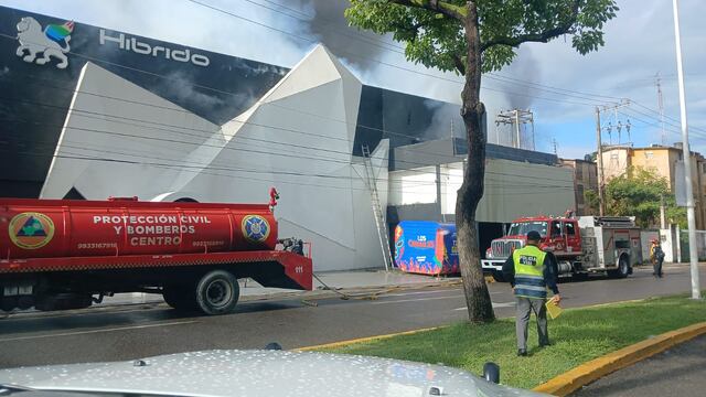 Al incendio del Bar Híbrido acudieron elementos de protección civil de Tabasco.