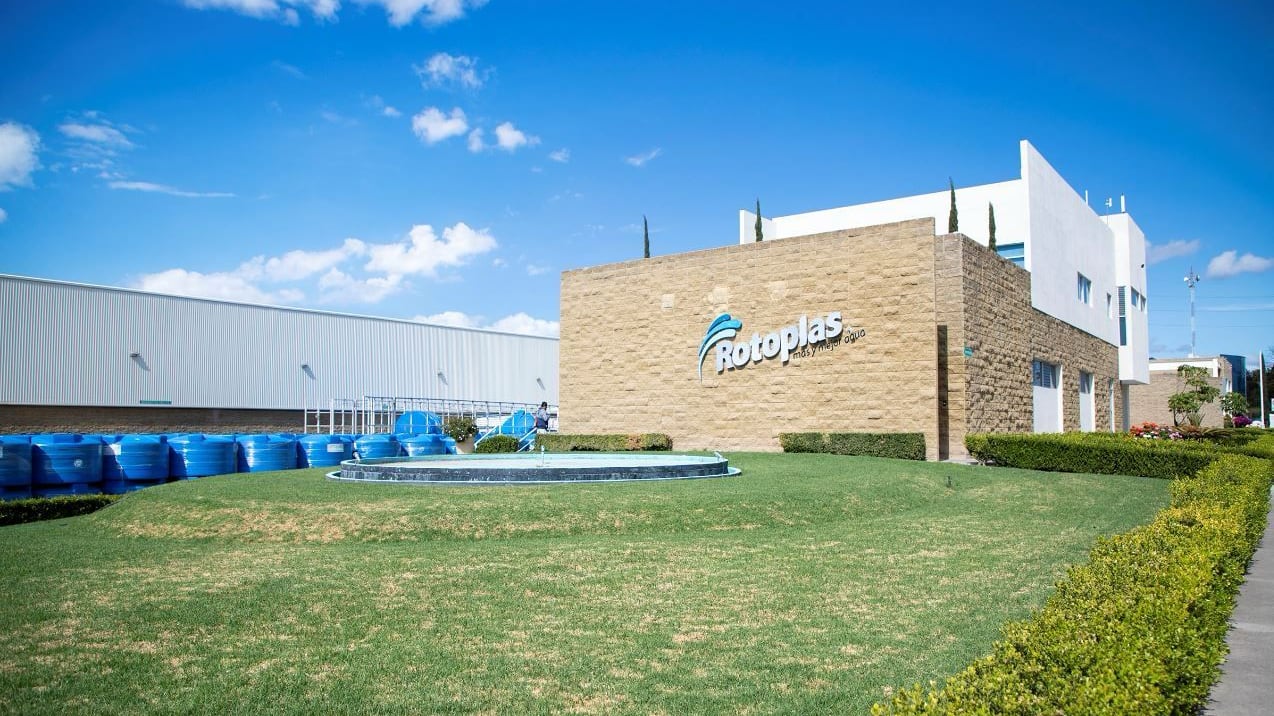 Rotoplas entrega mil 500 tinacos gracias a la Campaña Rotogotas de Ayuda