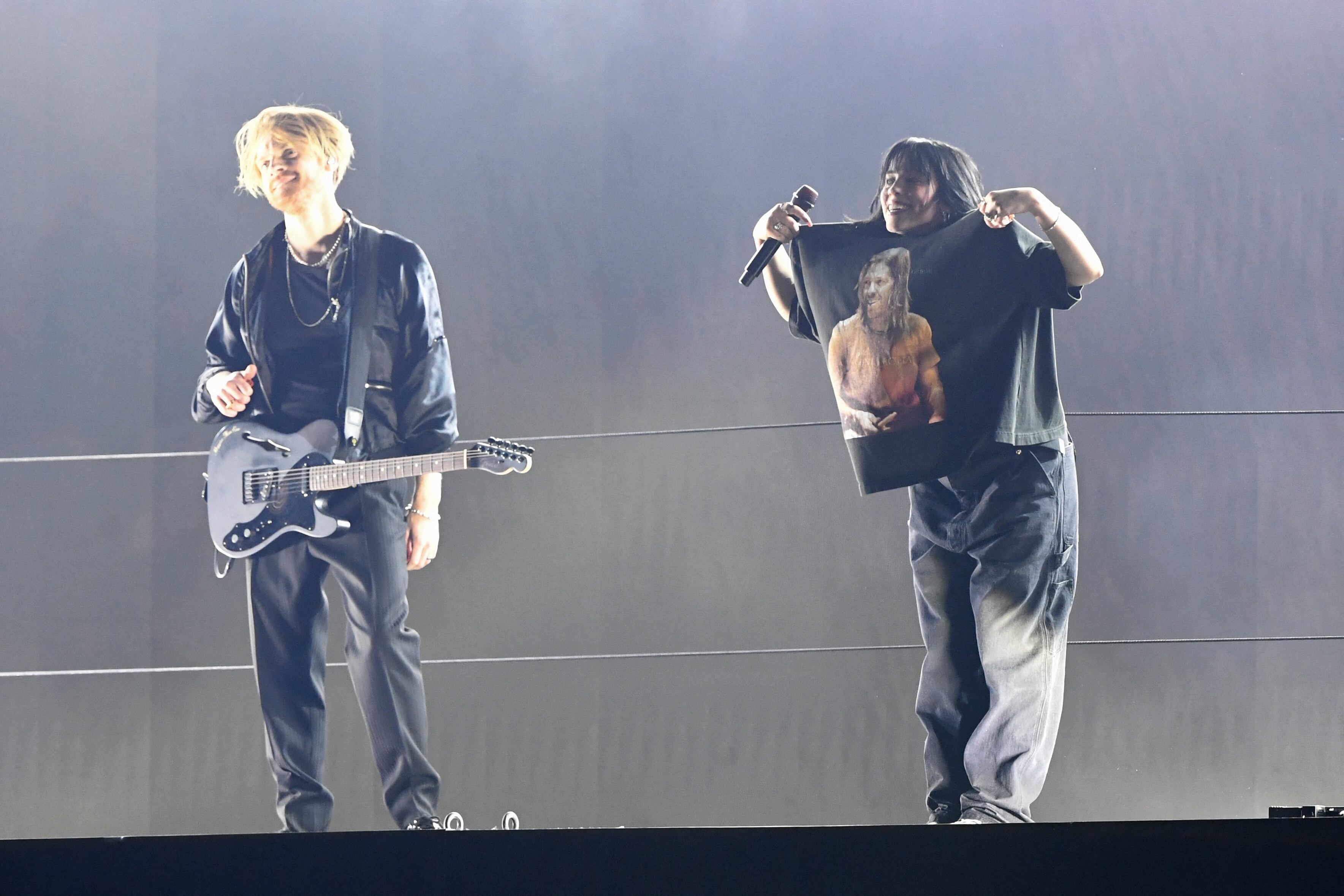 Billie Eilish rinde tributo a Taylor Hawkins en los Grammy 2022