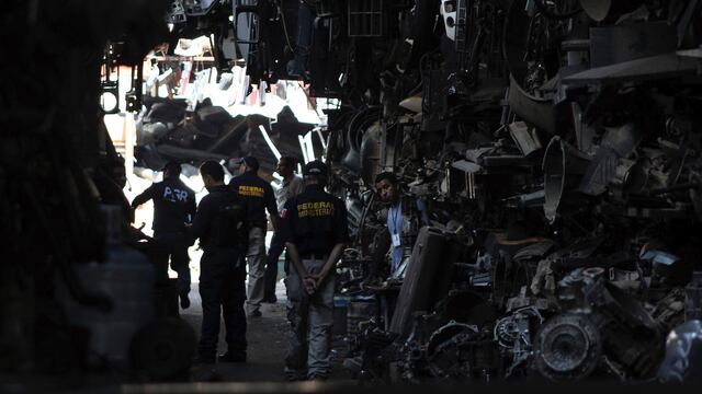Policía en local de venta de autopartes. Oscuro 2017 para los automóviles.