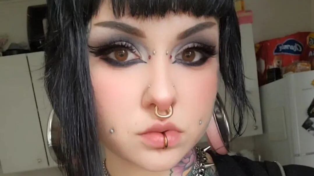 Récord Guinness: Tatuadora busca tener los orificios para piercing más grandes del mundo