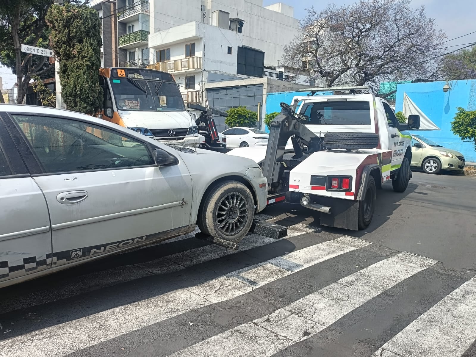 Iztacalco retira vehículos abandonados en Agrícola Oriental con operativo de chatarrización