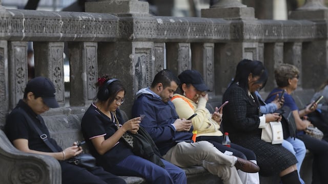 Capitalinos usan el celular mientras descansan