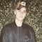 Justin Bieber enfrenta a fotógrafos que querían captar bajo de la falda de su esposa