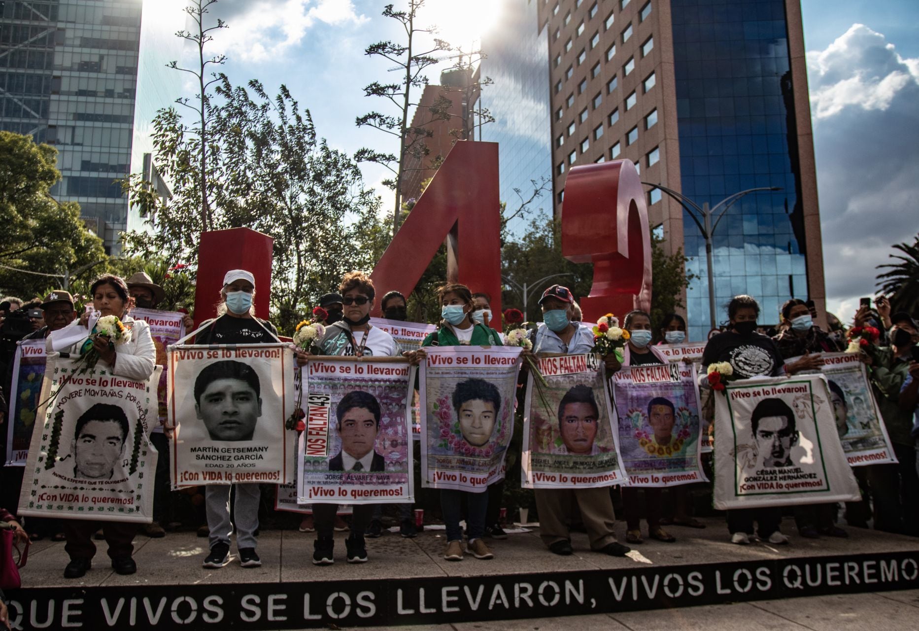Familias de los 43 a 8 años de Ayotzinapa