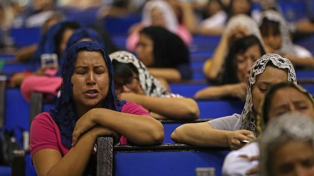 Fieles rezan por la liberación de Naasón Joaquín García.