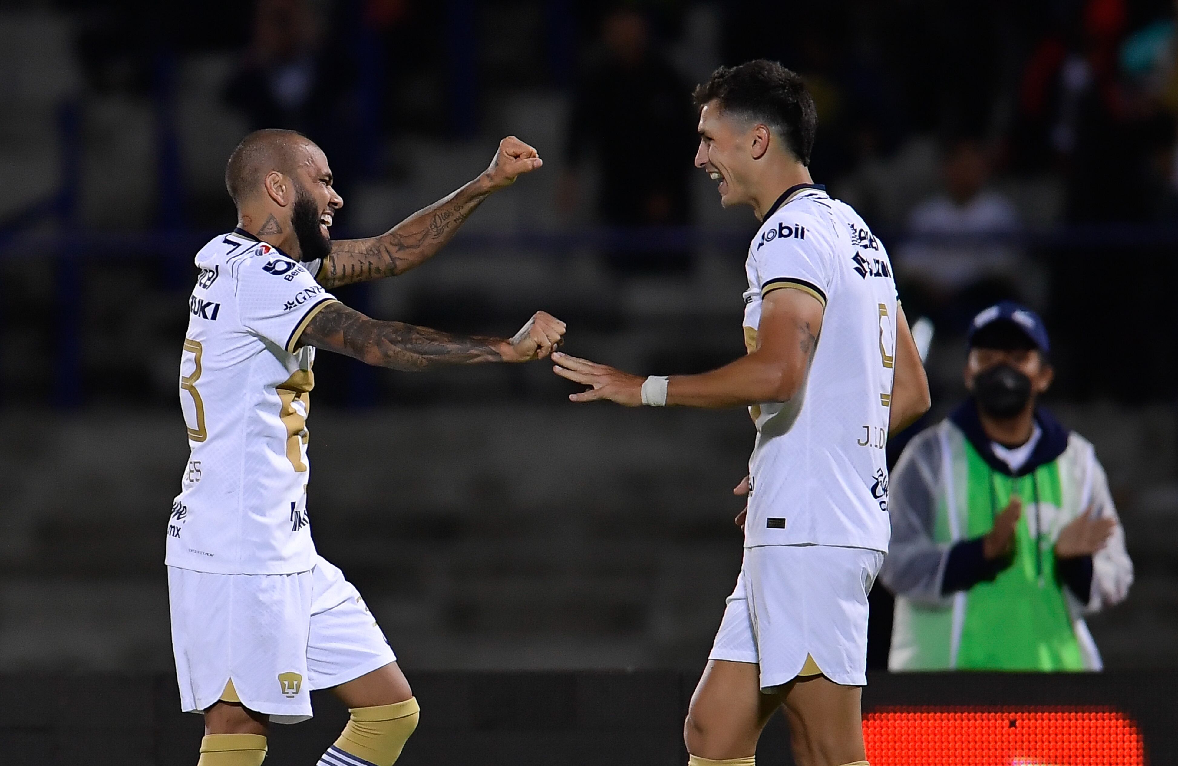 Dani Alves y Dinenno celebran gol del Club Pumas