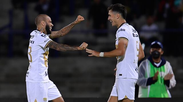 Dani Alves y Dinenno celebran gol del Club Pumas
