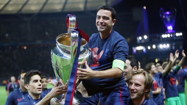 Xavi Hernández levanta la Orejona.