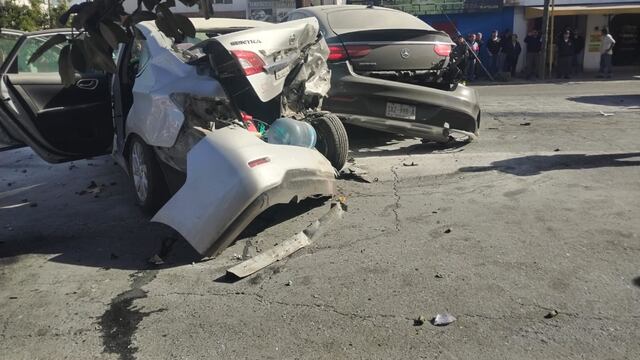 Joven de 16 años provocó una carambola tras chocar su Mercedes Benz