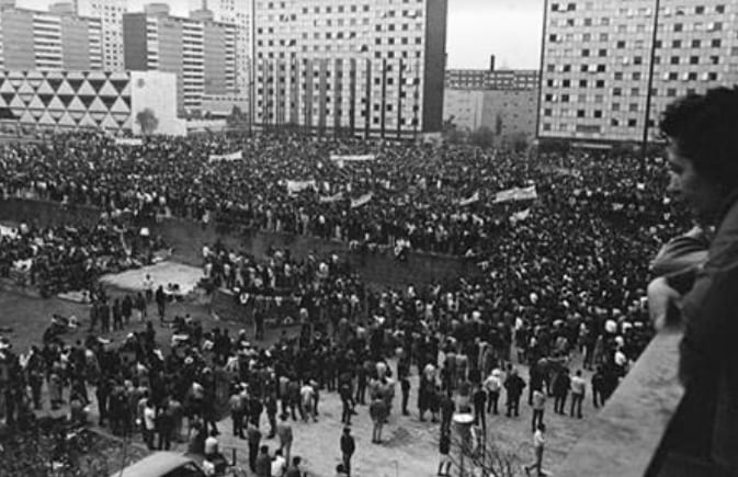 Ese 2 de octubre se convocó un acto de protesta contra la represión del gobierno en Tlatelolco.