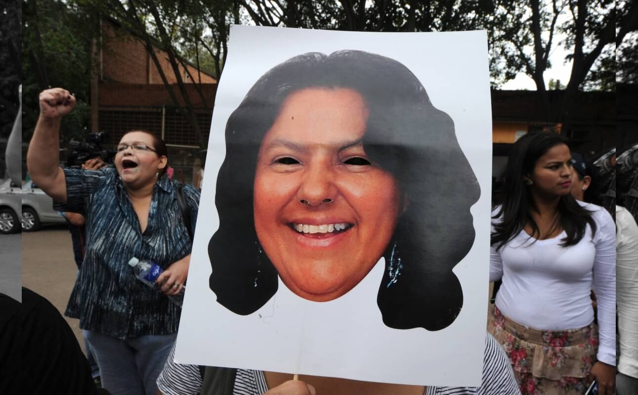 Protestan activistas contra asesinato de Berta Cáceres, ambientalista indígena