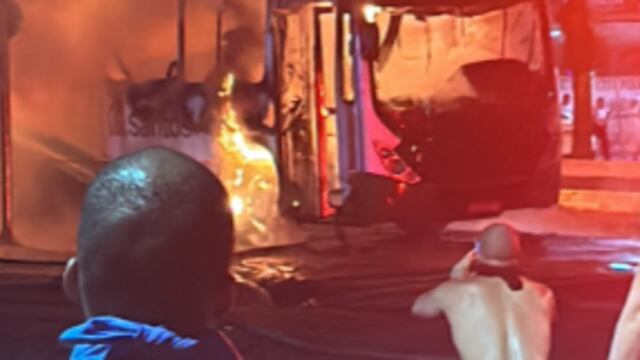 Aficionados de Santos de Brasil protestan