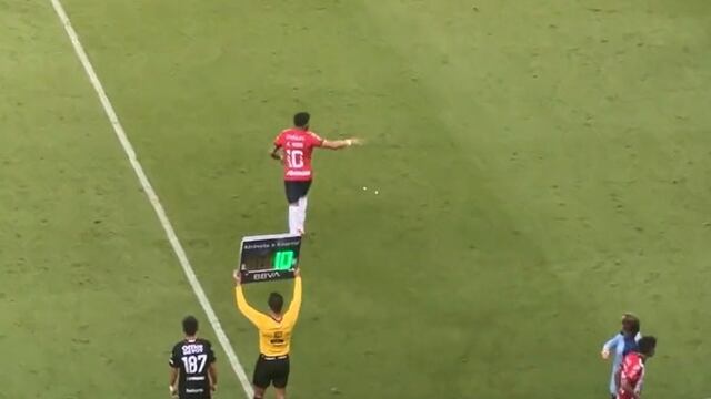 Alexis Vega fue abucheado por la afición del Club Chivas tras ingresar de cambio ante el CF Pachuca.