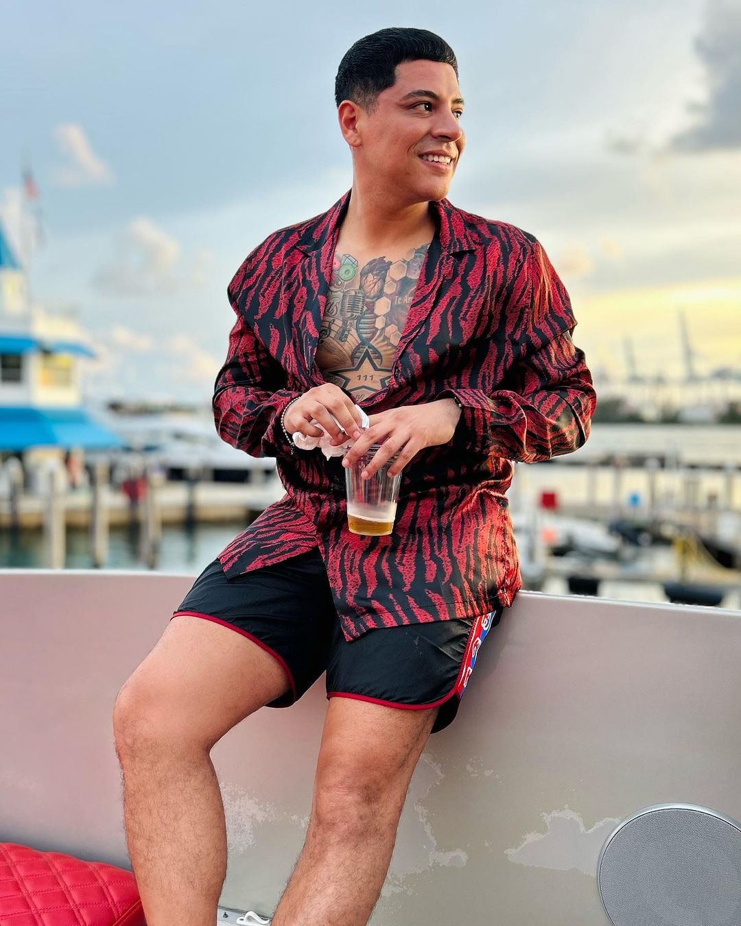 Eduin Caz supera el robo y si va de fiesta con Ronaldinho.