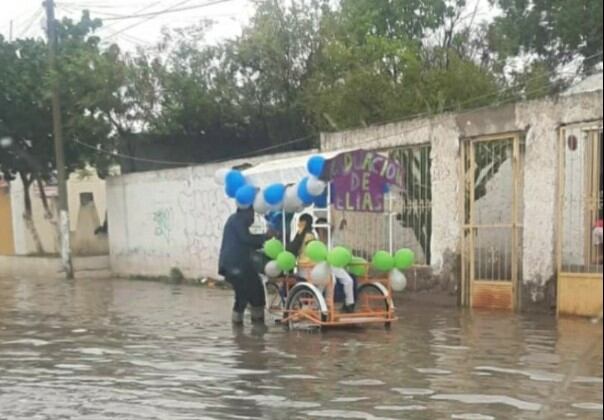 Caravana de graduación en triciclo