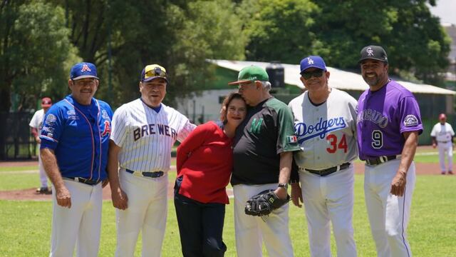 Beatriz Gutiérrez le echa porras a AMLO en su partido de béisbol