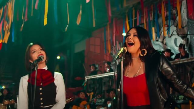 Yuridia y Ángela Aguilar cantando "Qué agonía"