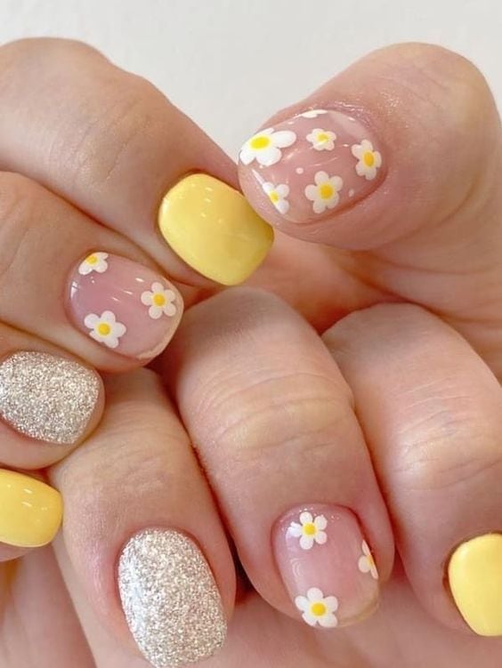 Uñas para primavera: Flores amarillas