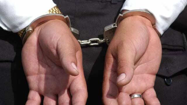 Esposado. 7 rumanos detenidos.