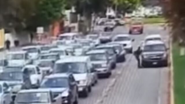 El vehículo invadió el carril confinado al transporte público.
