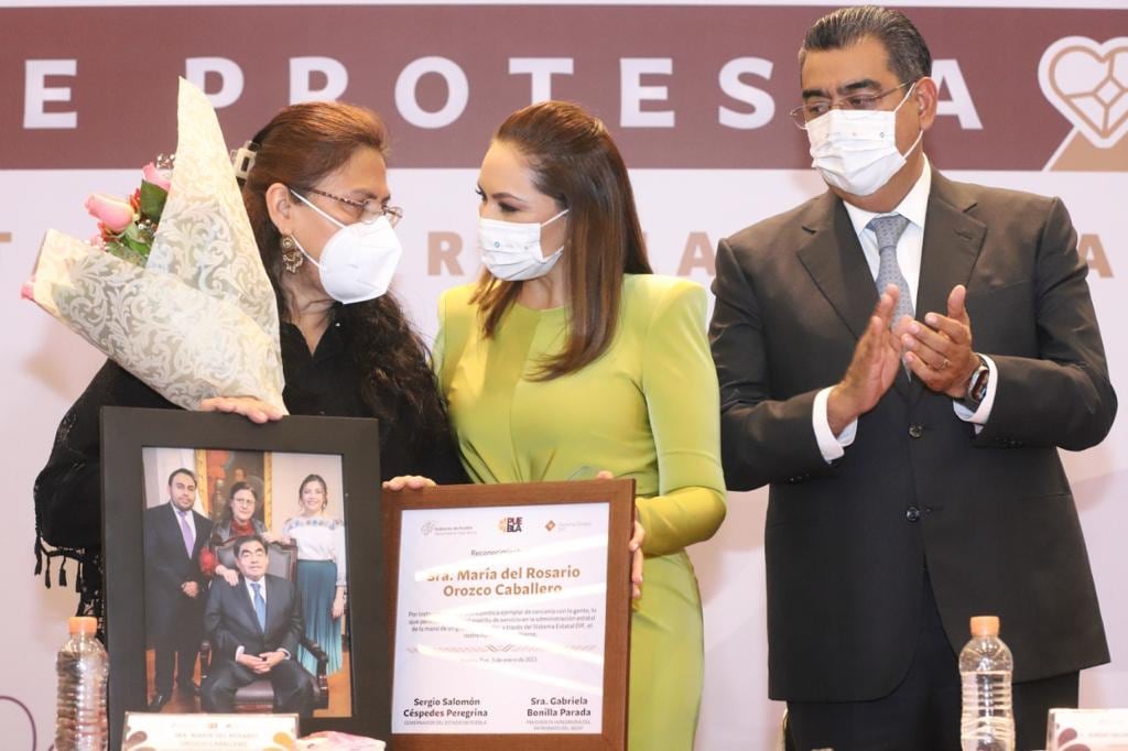 Sergio Céspedes toma protesta a Gabriela Bonilla como presidente del DIF Puebla