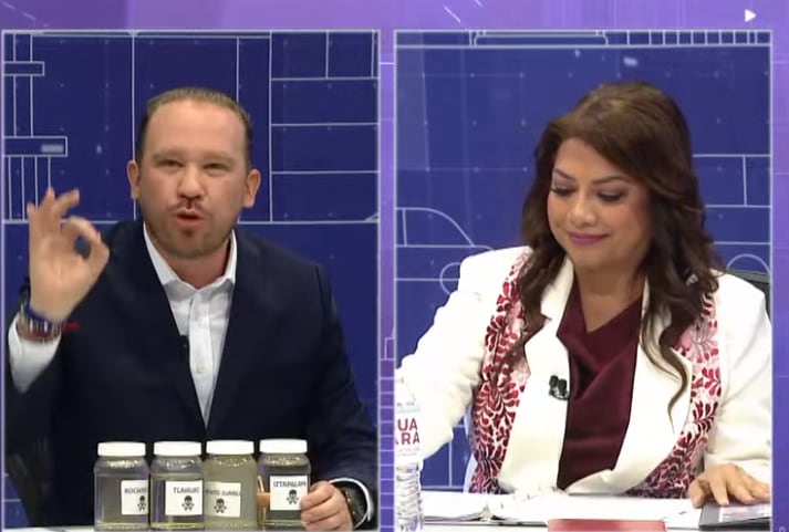 Santiago Taboada muestra agua cochina de 4 alcaldías