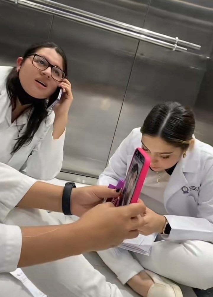 Joven comparte en TikTok que se quedó atorada con sus compañeros en un elevador