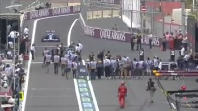 Esteban Ocon se topa con fotógrafos al entrar a los pits del Gran Premio de Azerbaiyán