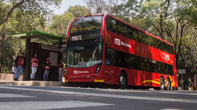Una unidad de Metrobús en Paseo de la Reforma.
