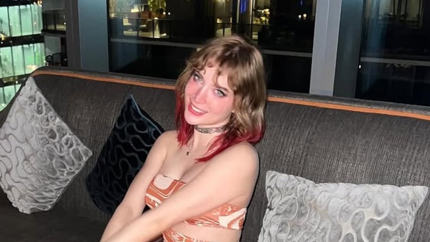 Imelda Garza-Tuñón llama “nadaqueverientos” a quienes criticaron cómo cantó y alguien le pregunta cuáles son sus éxitos