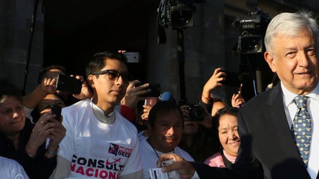 AMLO en un consulta previa no oficial