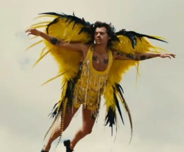 Harry Styles en su video Daylight