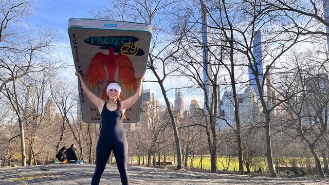 ¿Quién es la activista Summer Willis que recorrió cuatro veces Central Park con un colchón en la espalda?