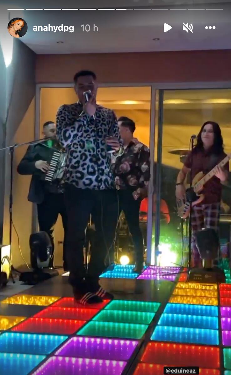 Eduin Caz en fiesta de Navidad