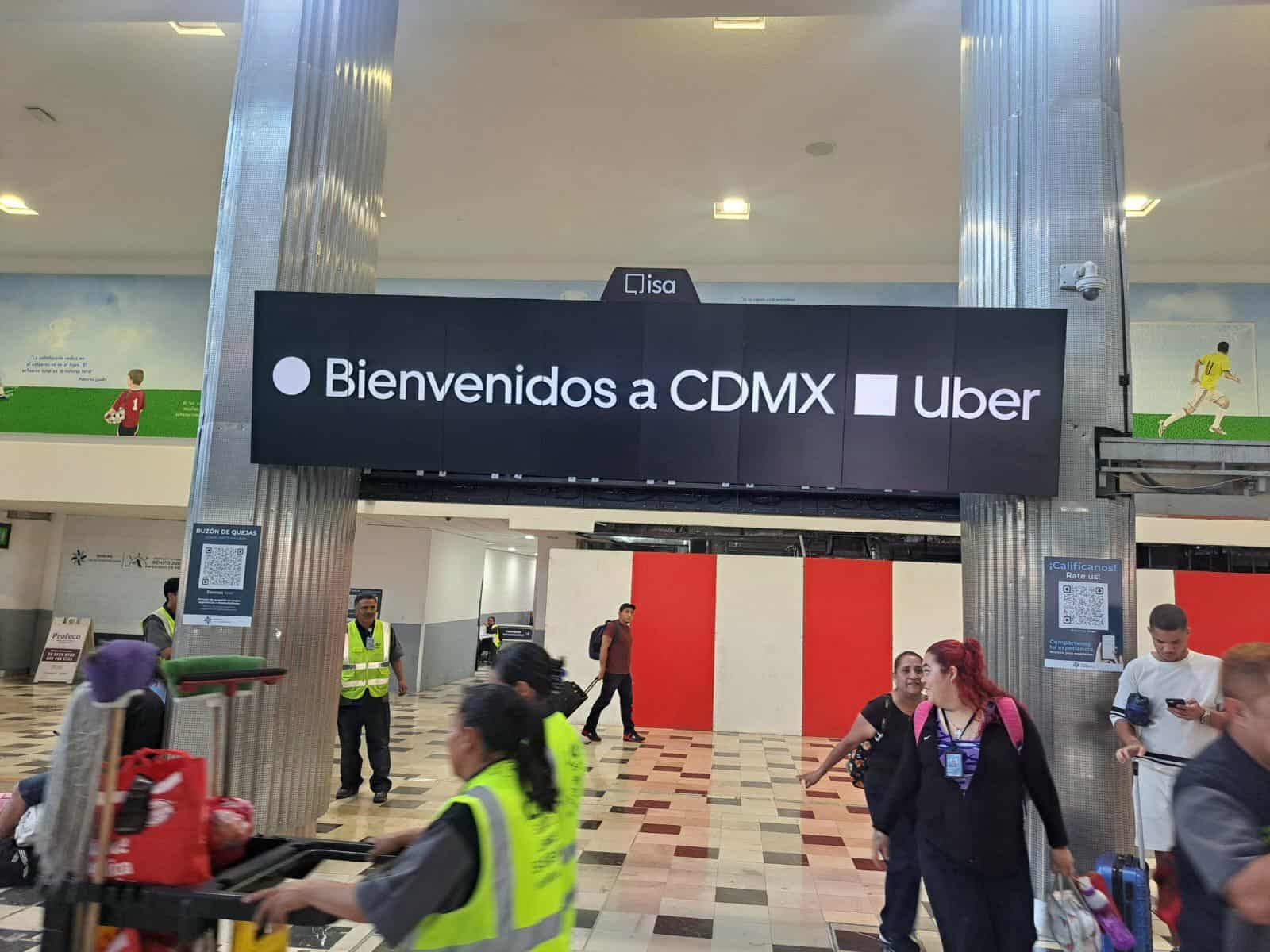 Taxistas aseguran que hay corrupción entre Uber y AICM que permite su presencia